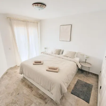 Costa Del Sol Apt, Pool & Terrace & Walk Daire