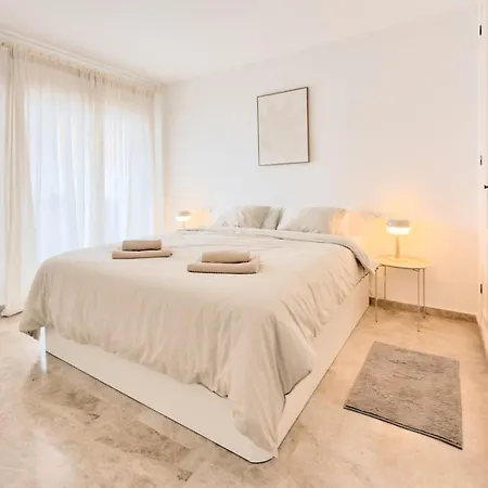 Costa Del Sol Apt, Pool & Terrace & Walk Daire